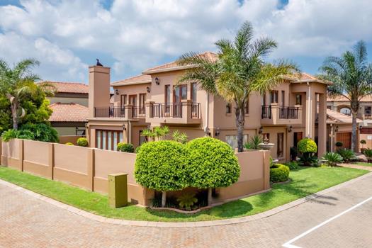 4 Bedroom House for sale in Glen Marais