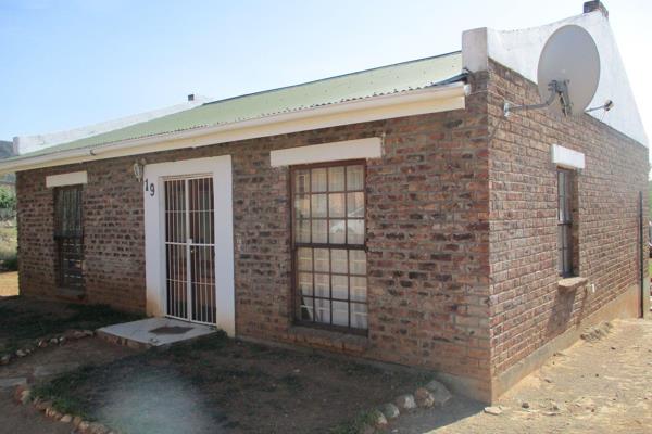 Low maintenance face brick home in Berg en dal.  2 Bedrooms with built in cupboards, full bathroom and open plan lounge / kitchen.  ...