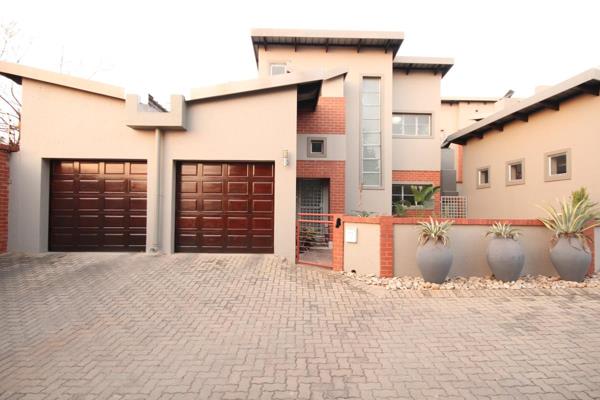 Newly renovated modern townhouse. Double automated garages that leads directly into the house. Guest toilet at the bottom, 1st floor 2 ...