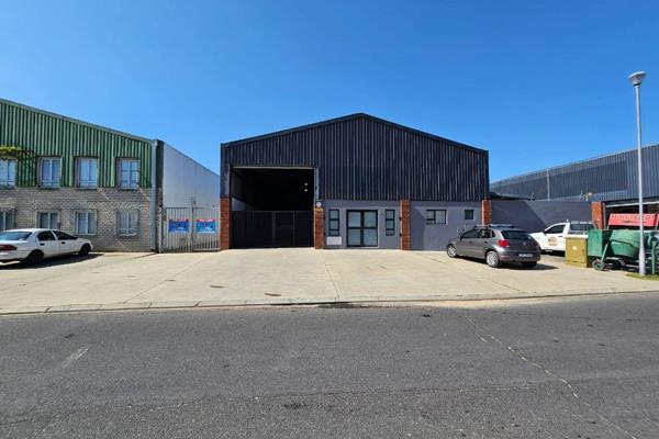 This industrial warehouse on Triangle Street in Charleston Hill, Paarl, offers a prime ...