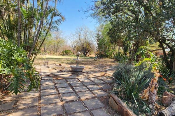 This property of a land size of +- 2.829Ha and house size of about 465m2, - offers an incredible opportunity for the visionary buyer. ...