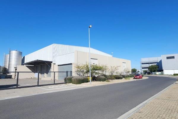 Welcome to a premier industrial property available for lease in the sought-after Brackengate Business Park, Brackenfell. This ...