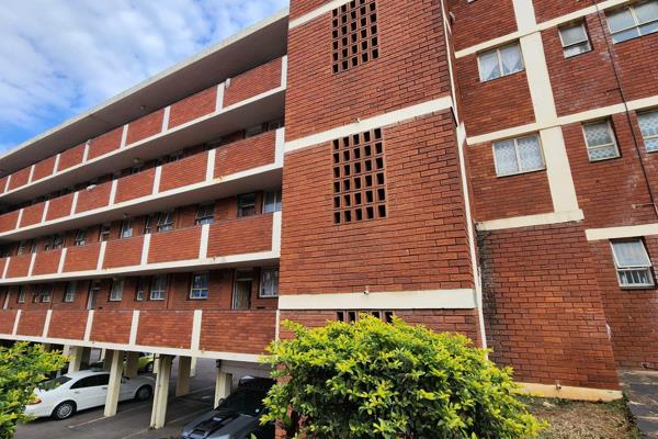 Durban Live Online Multiple Property Auction
Tuesday, 25 February 2025 @ 10h30

1 Bedroom with some built in cupboards 
En-suite ...