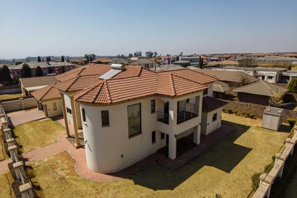 Welcome to this exquisite double-storey home in the sought-after Cultura Park, Bronkhorstspruit. This stunning property features 5 ...