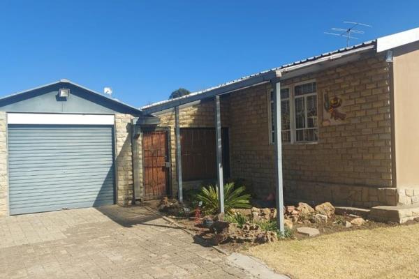 You will find this spacious family home in the beautiful town of Kestell.  The property provides the main dwelling, warehouse, and a ...