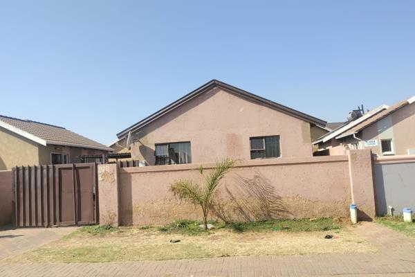 This property offers a 3 bedrooms with built-ins, 3 bathroom with an open plan lounge and a fitted kitchen.

With a big yard of 250 squares meters, a carport and the property is close to all amenities.

Call us today for a ...