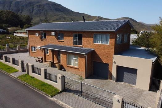 6 Bedroom House for sale in Kleinmond Central