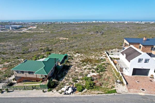 DUAL MANDATE:  Nestled in a slightly elevated area of Oceanview Heights, Struisbaai ...