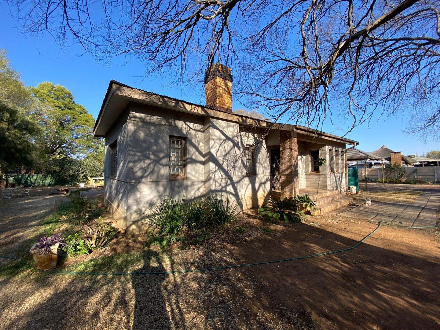 4 Bedroom House for sale in Potchefstroom South - P24-114881384