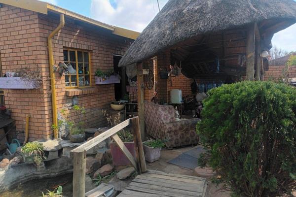 PREPAID ELECTRICITY

This property offers you 2 bedrooms and 1 bathrooms
Cozy kitchen and a lounge area
Spacious yard with a Khoi ...