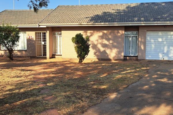 3 Bedroom house to let in Visagie Park.

1 Bathroom with single garage. 

Contact Ivette to view.