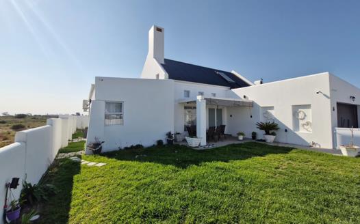 3 Bedroom House for sale in Lampiesbaai