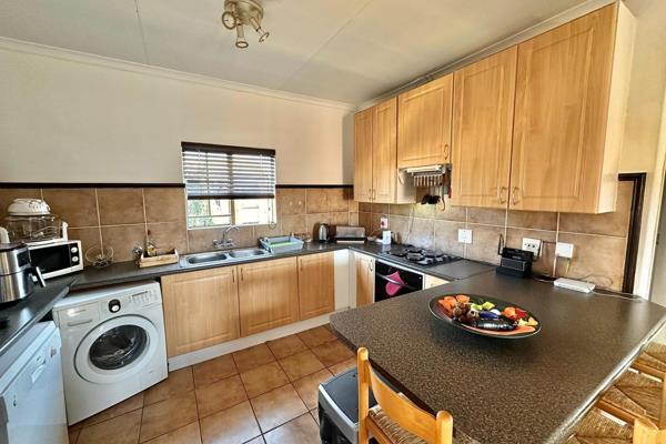 CHARMING 2 BED LOCK-UP AND GO  CAT FRIENDLY  TOWNHOUSE

Welcome to this charming townhouse, located on the 1st floor in a secure estate ...