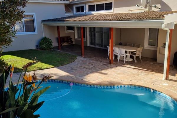 Price reduced !
House for sale hermanus heigths
prime position  !!!
Immaculate up-market residence in cul-de-sac ...

Space and ...