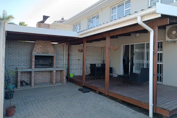 SELDOM FOUND: Just what you have been waiting for.

Modern,secure and spacious 3 bedroom, 3 bathrooms ( 1 main en suite ) townhouse ...