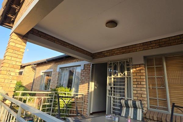 SOLE MANDATE 

Are you looking for a 3 bedroom townhouse?
This is the one for you, the property consists of 3 bedrooms, 2 bathrooms ...