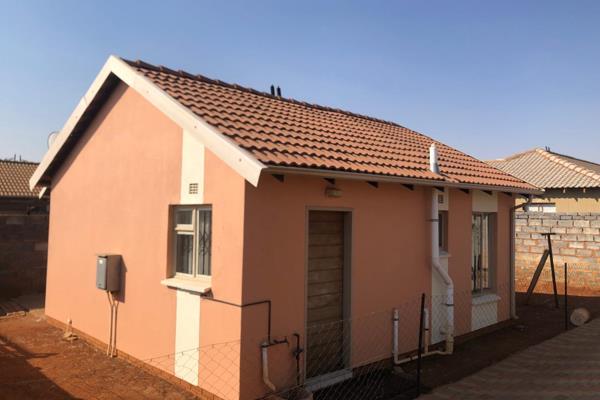 2 bedrooms with BIC 
Lounge 
Kitchen with BIC 
Bathroom 
Tiled 
Wallfence and gate 

Sky City

R580 000

Here is a Property ...