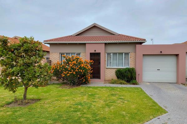 Dual Mandate

This sunny and cozy 3 bedroom and 2 bathroom (main en-suite) home in ...