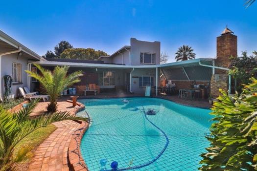 4 Bedroom House for sale in Glen Marais