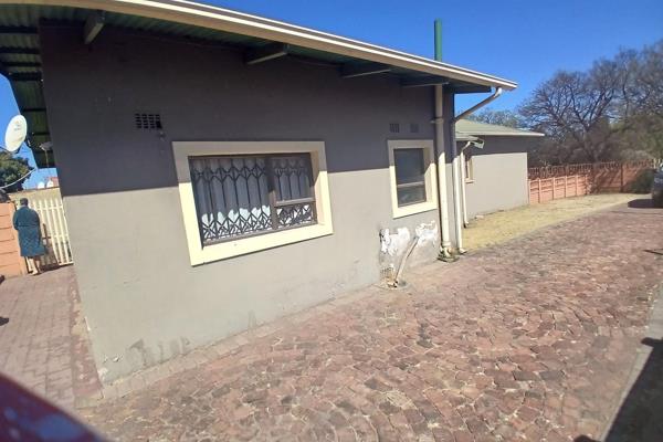 Investment property in Vanderbijlpark, the main house has been converted into 2 flats. 
The 1st flat offers: 2 bedrooms with Bic, the ...