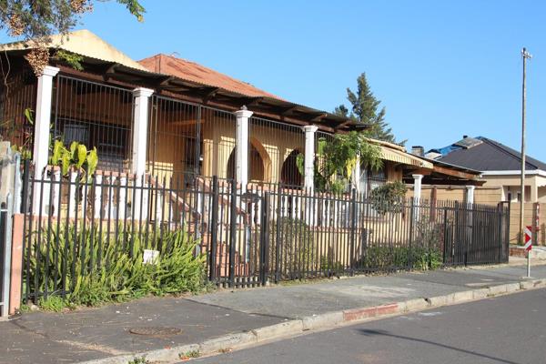 Nestled in the picturesque town of Paarl, this beautiful 4-bedroom, 2-bathroom family home offers the perfect blend of tranquillity and ...