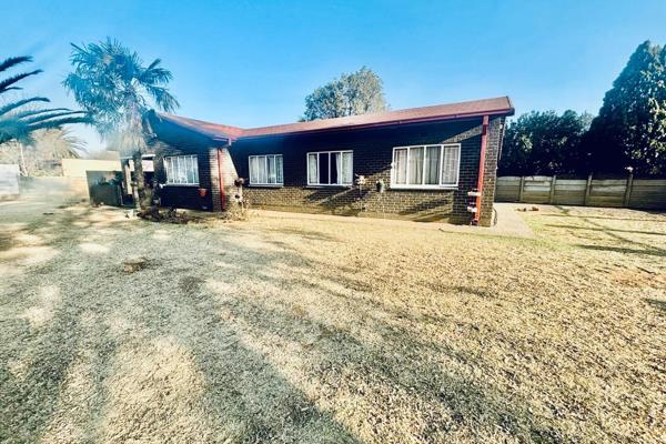 Offering good quality family living in the heart of Vanderbijlpark SE2. This home does not need a single touch of extra maintenance! ...