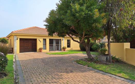 3 Bedroom House for sale in Sandbaai