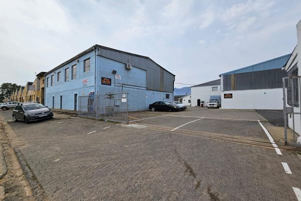 This industrial warehouse in Drommedaris Park, Paarl, offers a secure and ...