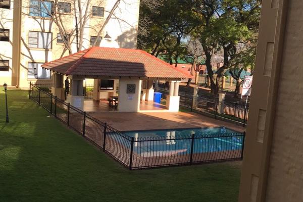 Situated in the heart of Waterkloof near to Brooklyn Mall ,  Schools and shops , this lovely 1 bedroom ensuite apartment in a Security ...