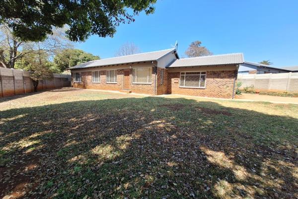 Situated in Rooihuiskraal

!!! Pets are allowed !!!

 Bathrooms and Kitchen recently renovated

!!! No Loadshedding area ...