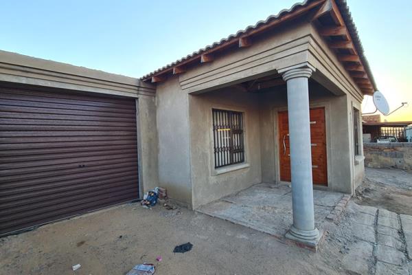 This property is in white city Kwathema. 

The house is close to public transport and schools. 

The house 
2 bedroom 
1 bathroom ...