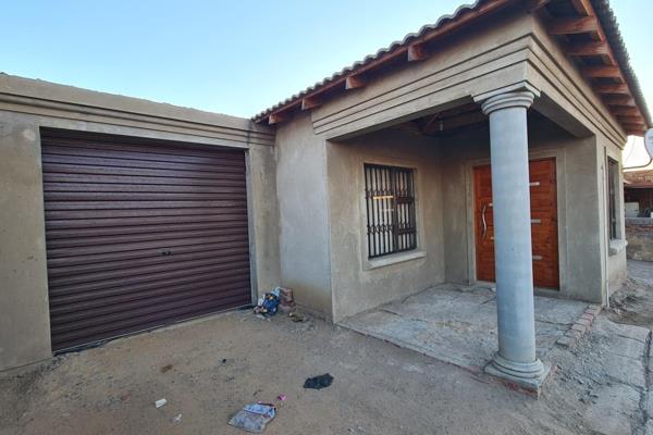 This property is in white city Kwathema. 

The house is close to public transport and schools. 

The house 
2 bedroom 
1 bathroom ...