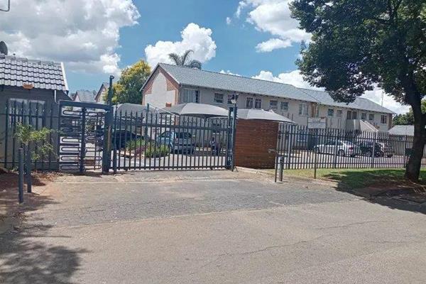 Spacious 3-bedroom, 1 bathroom apartment in Smithfield Security Complex. 2km away from East Rand Mall and right in the middle of the ...