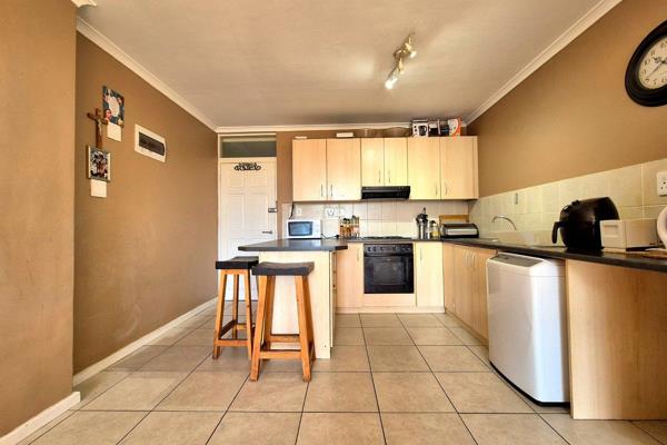 Discover this charming and convenient North Facing 2-bedroom, 1-bathroom apartment in Wynberg, Cape Town. This apartment block has 3 ...