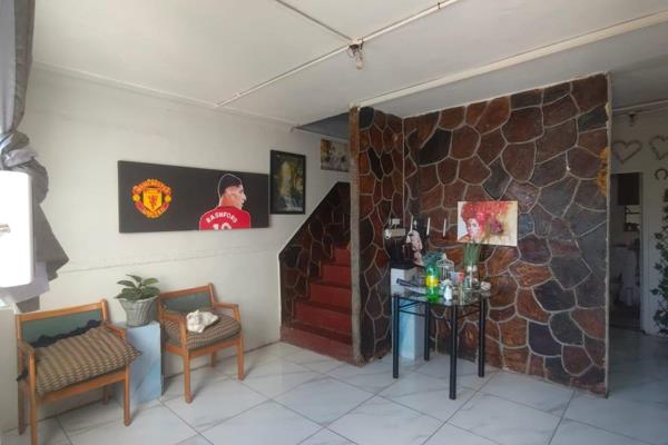 This 2 bedroom maisonette is ready to take new ownership, located in a sought-after side of Bonteheuwel Avenue, the property features a lounge, a kitchen, a family bathroom &amp; 2 bedrooms. The property is fully enclosed and has secure parking for 2 cars.