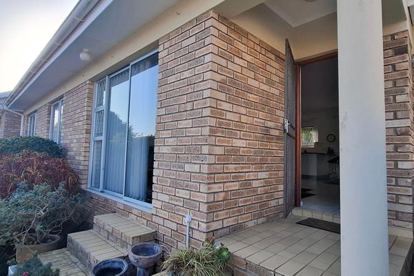 A super immaculate open plan townhouse with a beautiful enclosed  wrap around garden and gorgeous views !

This 3 bed, 2 bath level ...