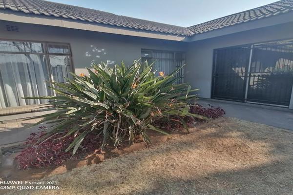 Spacious 4-Bedroom, 2-Bathroom House For Sale in SE7 Vanderbijlpark
Welcome to your new home! This expansive and comfortable residence ...