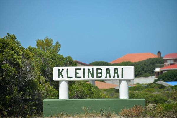 This 736 sqm, fairly level, north-facing plot in Kleinbaai offers stunning mountain ...