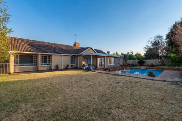 Welcome Home to Brackendowns Bliss!! Another exclusive mandate by Rosie Viljoen Real Estate -  Step into a world of warmth and charm with this delightful Brackendowns gem! Nestled in the heart of Alberton, this spacious and ...