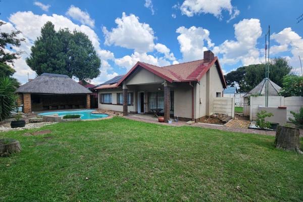 This delightful 3-bedroom, 2-bathroom home in Ravensklip, Boksburg, is now available for ...