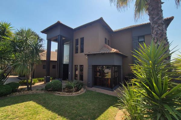 Situated in the prestigious Bushwillow Estate, this open plan home offers the best of everything. With an impressive double volume ...