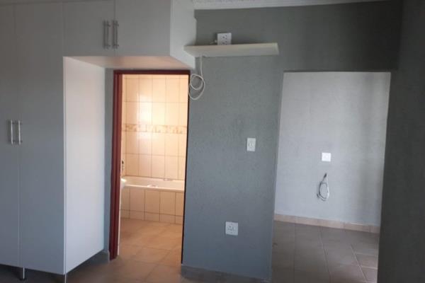 This 1bedroom apartment available.the bachelor consist of open plan kitchen small lounge and a bathroom with toilet 
the bachelor is ...