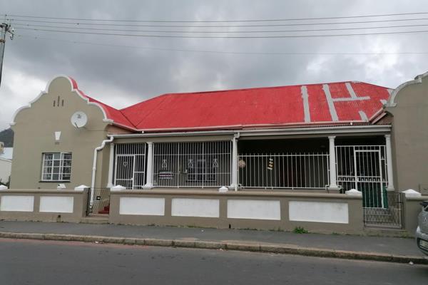 Welcome to this character-filled 3-bedroom home nestled in the heart of Paarl. As you step through the front door you are greeted by a welcoming entrance hall that leads you seamlessly to the cosy lounge area, perfect for relaxing after a long day. The home features a ...