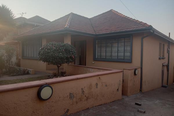 This well located home with a separate income is situated close to Linksfield Clinic, front veranda that can be converted in many ...