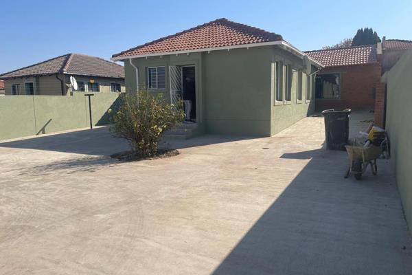 Main    house consists of 2 bedroom BIC , lounge, kitchen and bathroom R6000

Cottage 1 consists of 2 bedrooms, 2 bathrooms (mes) ...