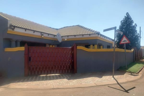 A beautiful corner house at Soshanguve xx is up for sale.
This house offers 3 bedrooms. 1 En-suit bathroom with a beautiful clawfoot bath tub and 1 traditional family bathroom.
 A lounge space, a dinning area and a fitted ...