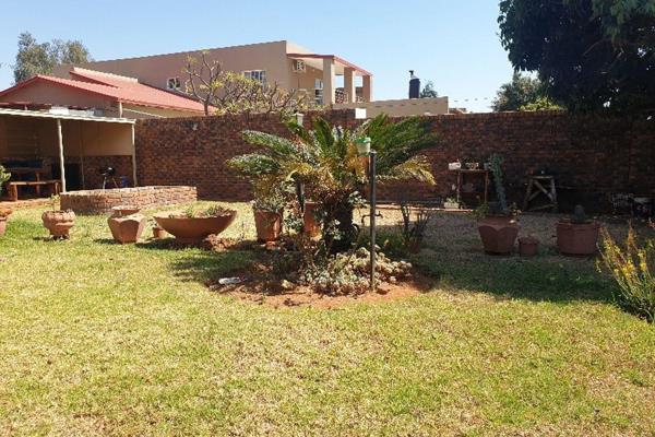 Charming 1-bedroom, 1-bathroom garden cottage available for rent in the peaceful neighborhood of Sinoville, Pretoria. This lovely ...