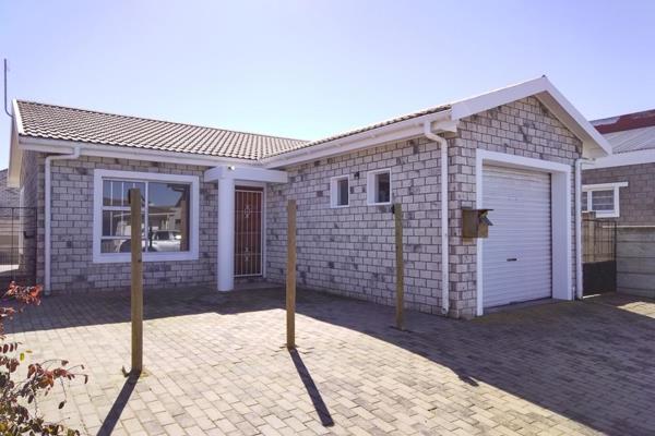 2 Bedroom face brick house for sale in Velddrif.
Fully paved around. Aluminium windows ...