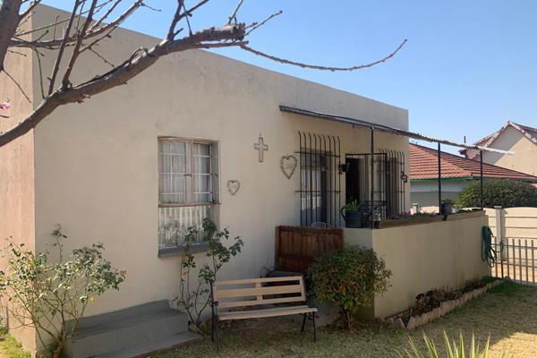 This property situated in South Hills, Johannesburg on a land size of 496m2 offers you 3 bedrooms, 2 bathrooms (MES) and a separate ...