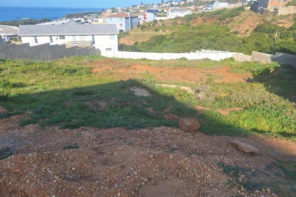 This vacant land in De Bakke, Mossel Bay, offers a prime opportunity for those looking to build their dream home with stunning sea ...